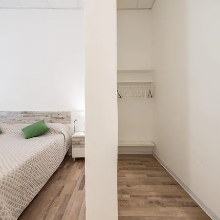 Pensión B House 3*