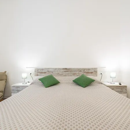 Pensión B House 3*