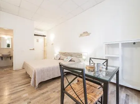 Pensión B House 3*