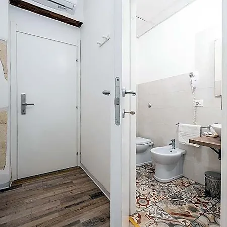 Pensión B House 3*