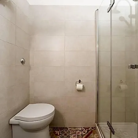 Pensión B House 3*