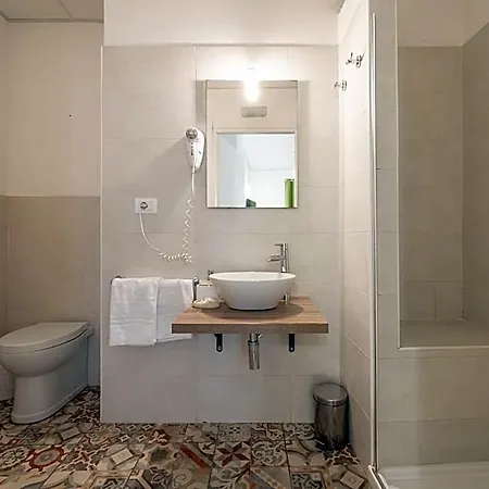 B House Πανσιόν